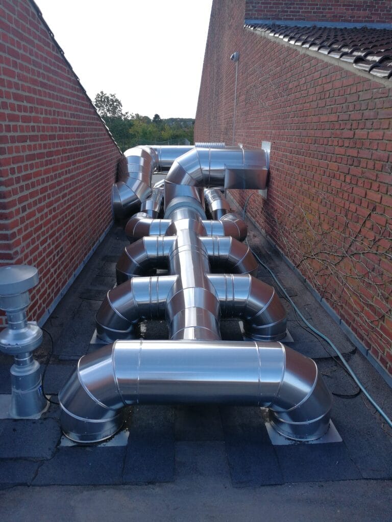 Ventilationskanal på taget mellem bygninger